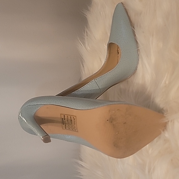 Gently used powder blue Pat leather size 6 heels - Picture 4 of 4